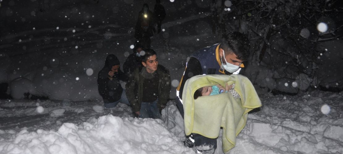 Hakkari'de ekipler küçük bebek için seferber oldular