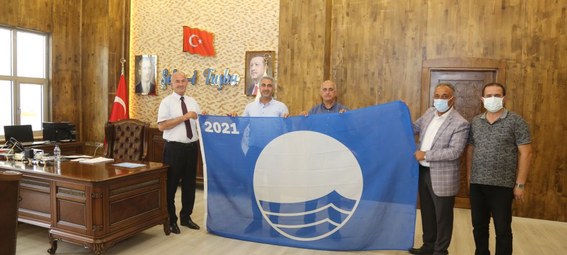 Tuşba Belediye Başkanı Salih Akman Mavi Bayrağı teslim aldı