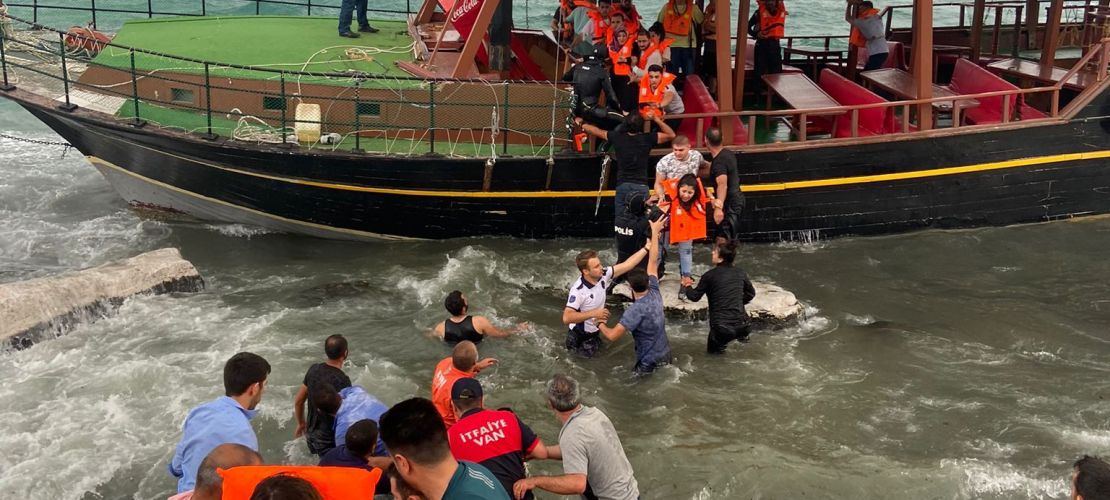 Van’da yolcu teknesi alabora olmaktan son anda kurtarıldı