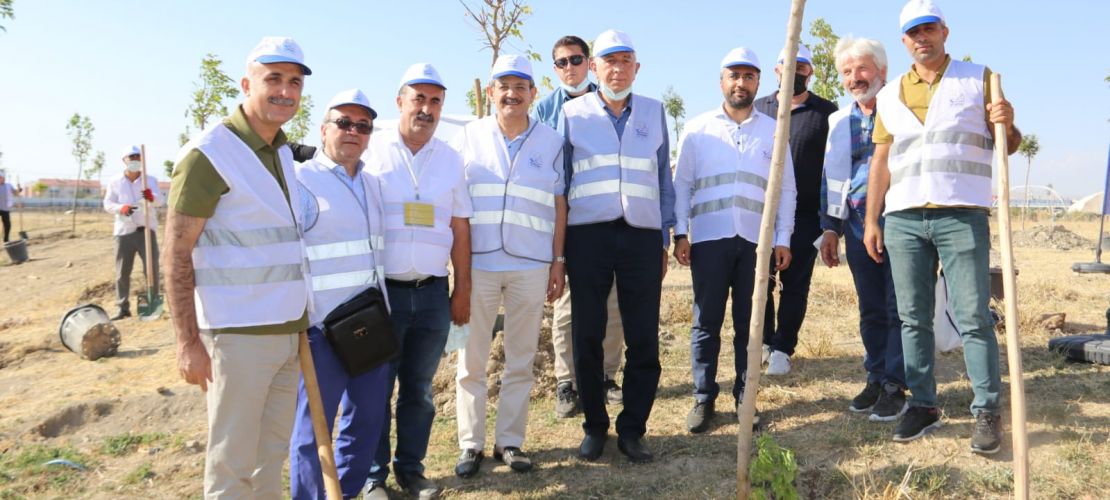 Edremit Belediyesi yeni fidanları toprakla buluşturdu