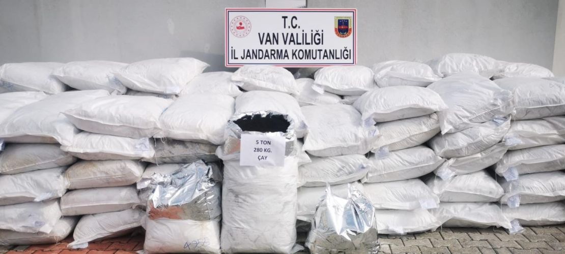 Van'da bir araçta torbalar dolusu kaçak çay ele geçirildi