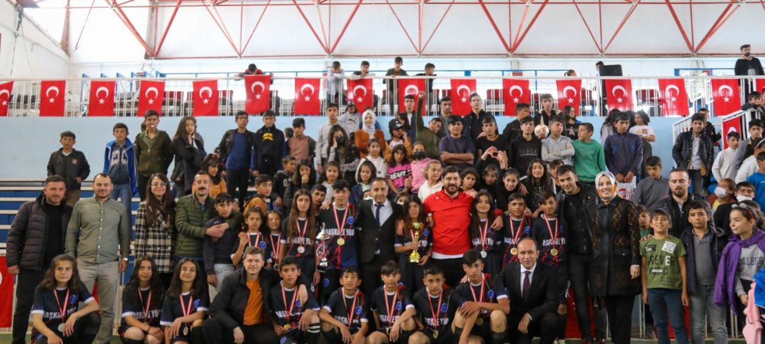 Başkale'de okullar arası futbol turnuvası tamamlandı