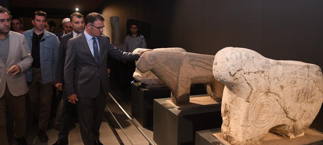 Van Valisi Balcı: Van müzesinde tarihe dokundu