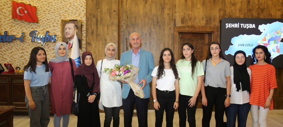 Hayallerine kavuşan öğrenciler Başkan Akman'ı ziyarette bulundular