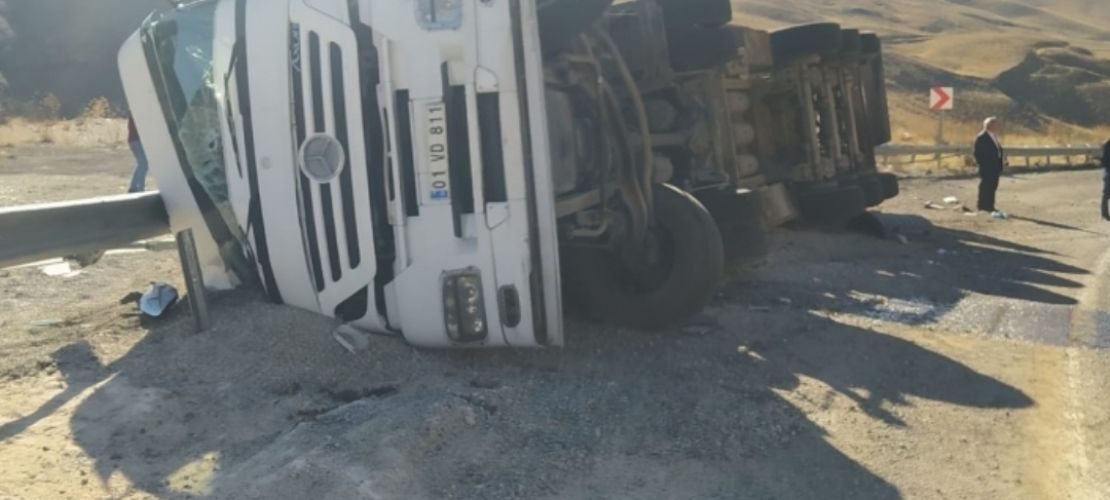 Başkale'de TIR devrildi; şoför yaralandı