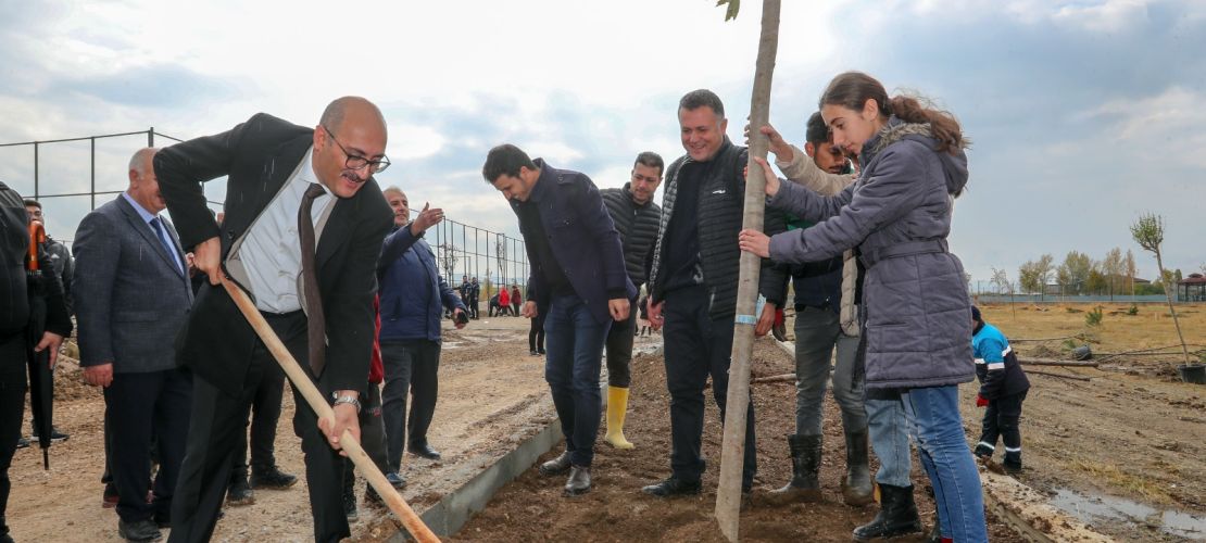 Van'da anlamlı birgün'de fidanlar toprakla buluşturuldu