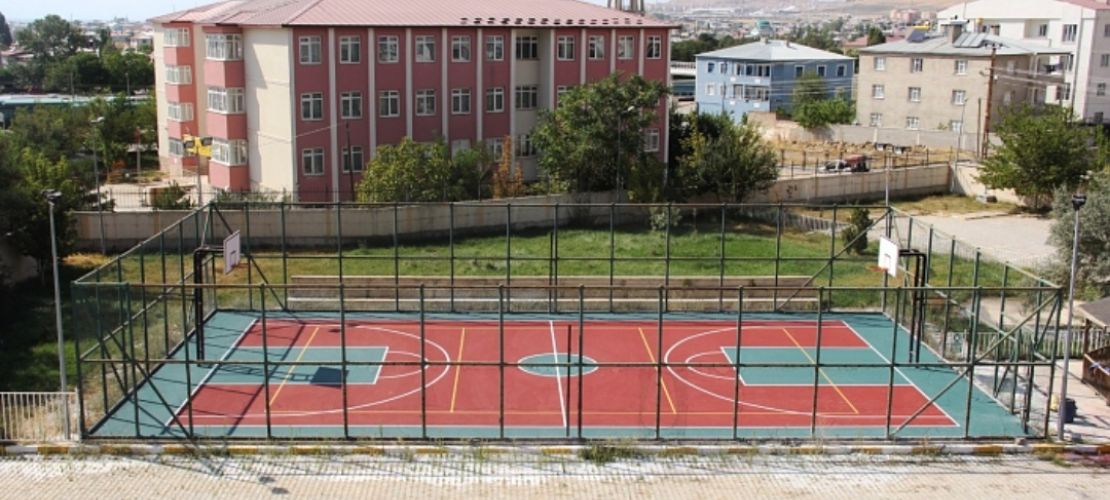Van’da mahalle ve okullar spor sahalarına kavuşuyor