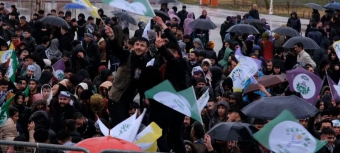 Van'da Newroz: Yağmurlu havaya rağmen alana akın