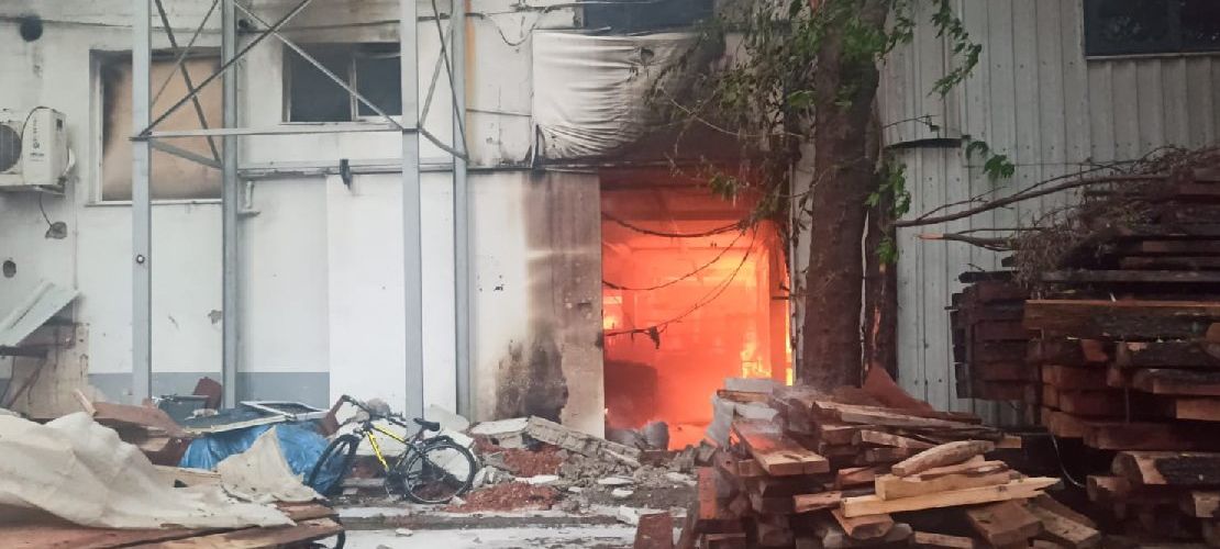 Yangın sırasında tavan çöktü: İtfaiye eri öldü, dört kişi kayıp