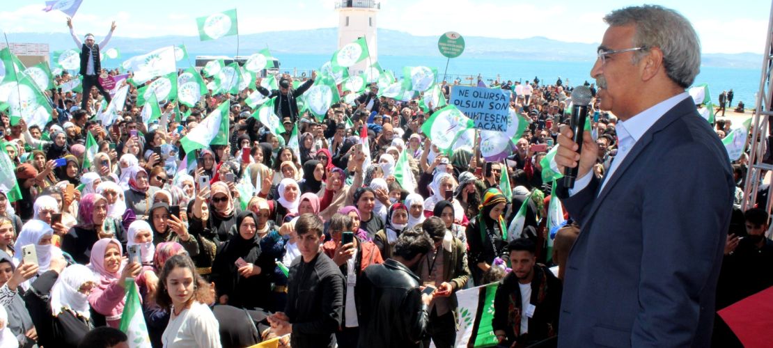 Erciş'te Van Gölü sahili Yeşil Sol Parti’nin yeşiline büründü !