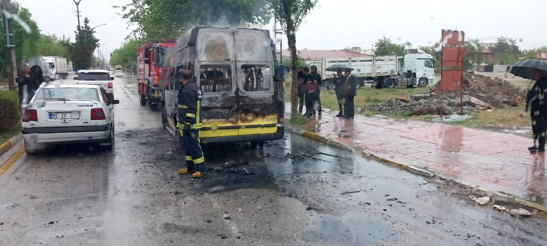 Van’da seyir halindeki yolcu minibüsü yandı