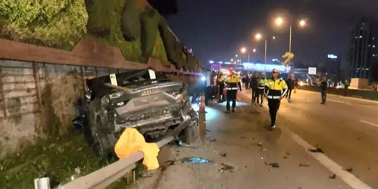 Yol kenarında çalışma yapan belediye işçilerine araç çarptı 4 işçi yaşamını yitirdi