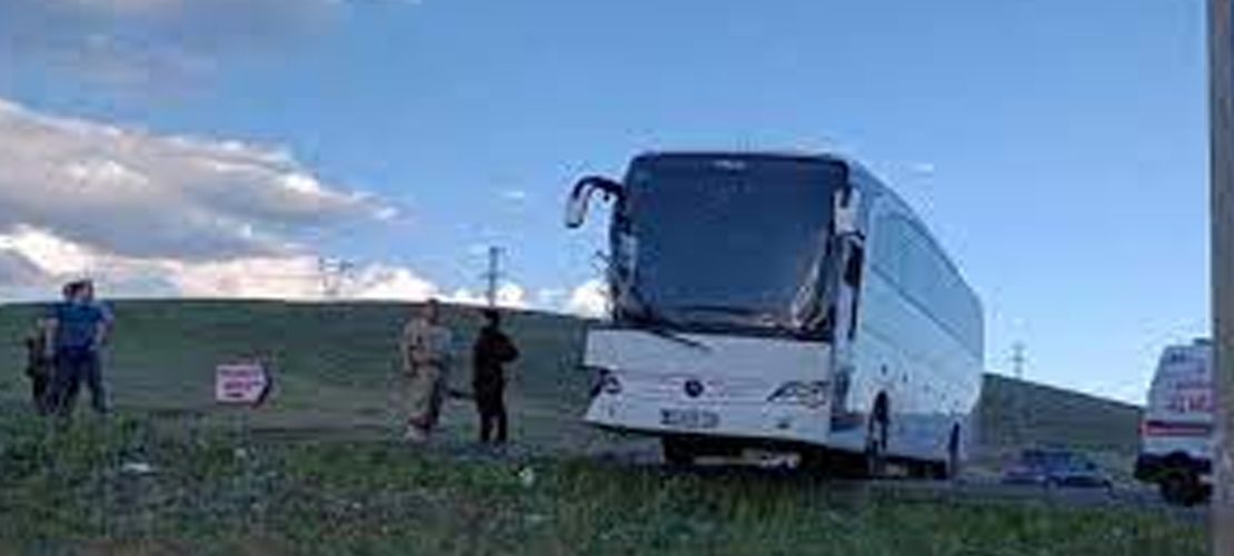 Ağrı'da kamyon ile otobüs çarpıştı: 2'si ağır 13 yaralı