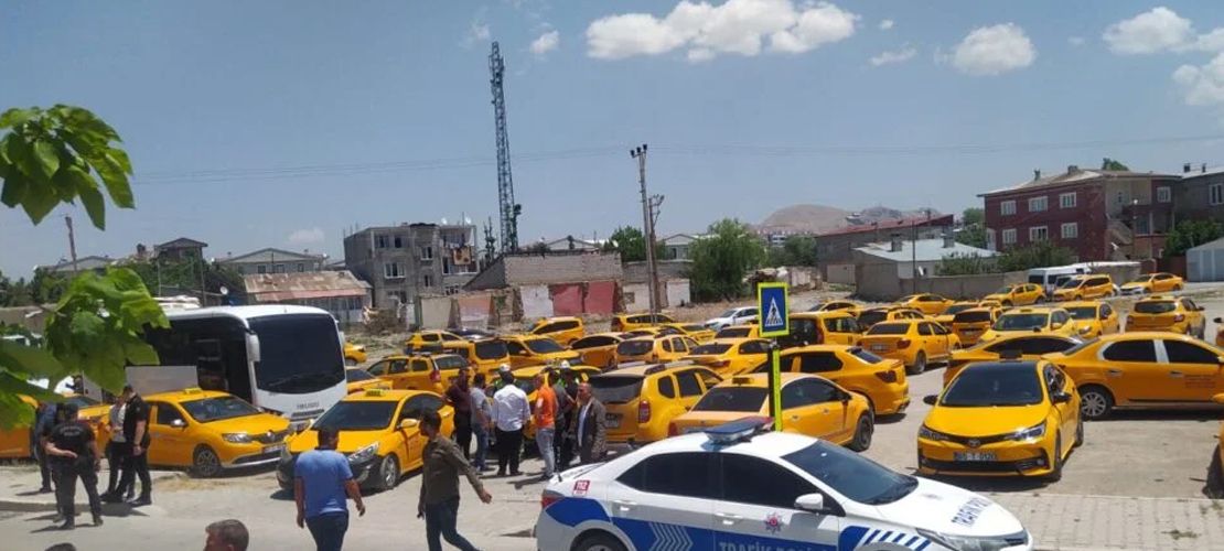 Van’da taksiciler belediye uygulamalarına karşı kontak kapattı