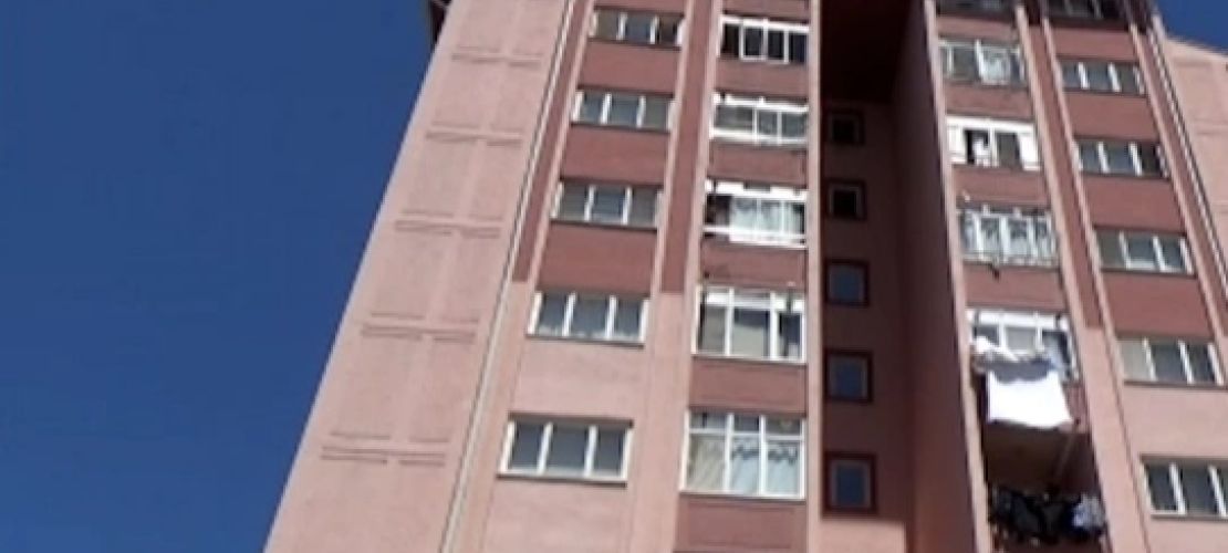 Pencere silerken 8. kattan düşen 3 çocuk annesi kadın hayatını kaybetti