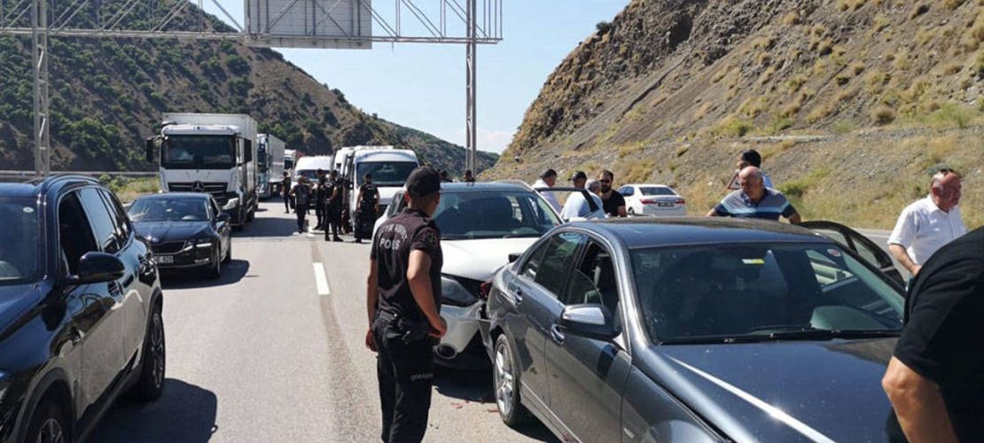 Kemal Kılıçdaroğlu'nun konvoyu kaza yaptı: 2'si gazeteci 4 yaralı