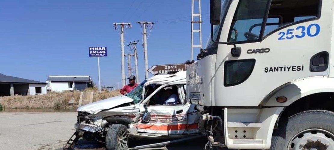 Van'da feci kaza: Araçta sıkışan sürücü ölümden döndü!