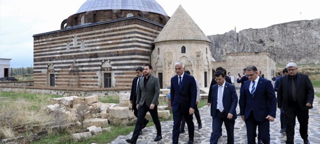 Turizm Bakanı Mehmet Nuri Ersoy, Van Kalesi ve Eski Van Şehri'ni İnceledi