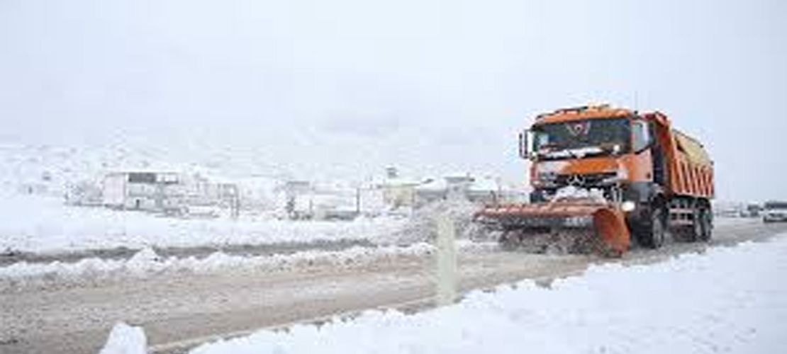 Van'da kar yağışı: 138 köy ve mezranın yolu kapandı