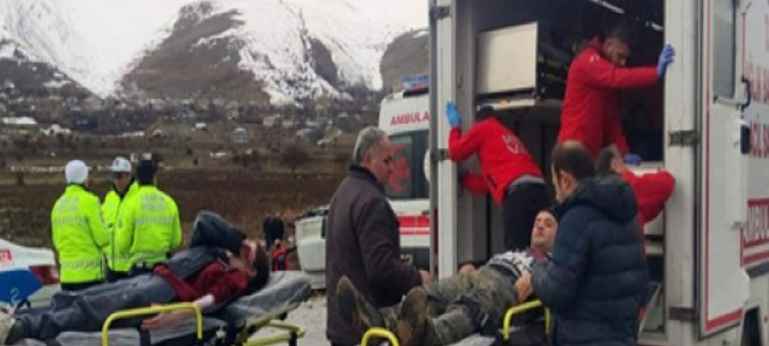 Van'da yolcu midibüsü şarampole devrildi: 20 yaralı