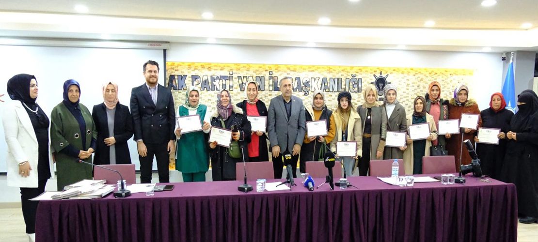 AK Parti Siyaset Akademisi programında 478 kadına sertifika verildi