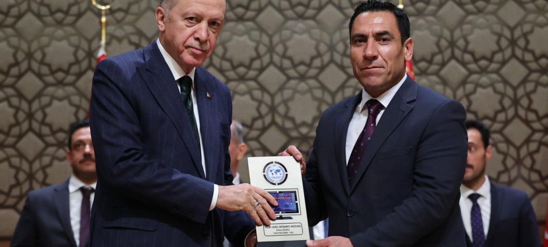 Cumhurbaşkanı Erdoğan'dan Gazeteci Uğurlu'ya Yılın İnternet Medyası Ödülü