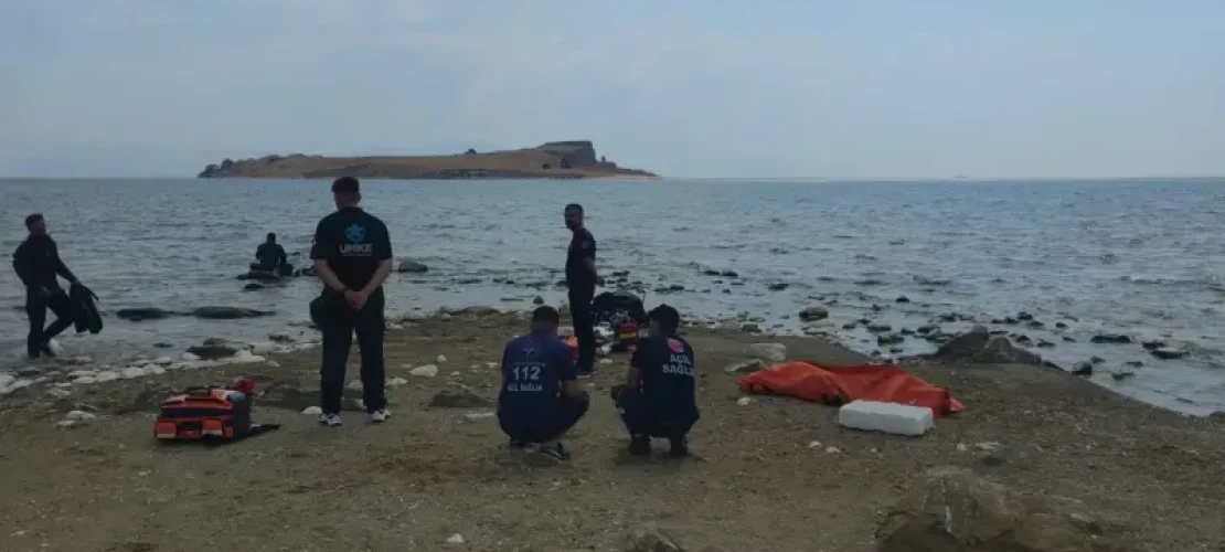 Serinlemek için Van Gölü'ne giren 2 kişi boğuldu