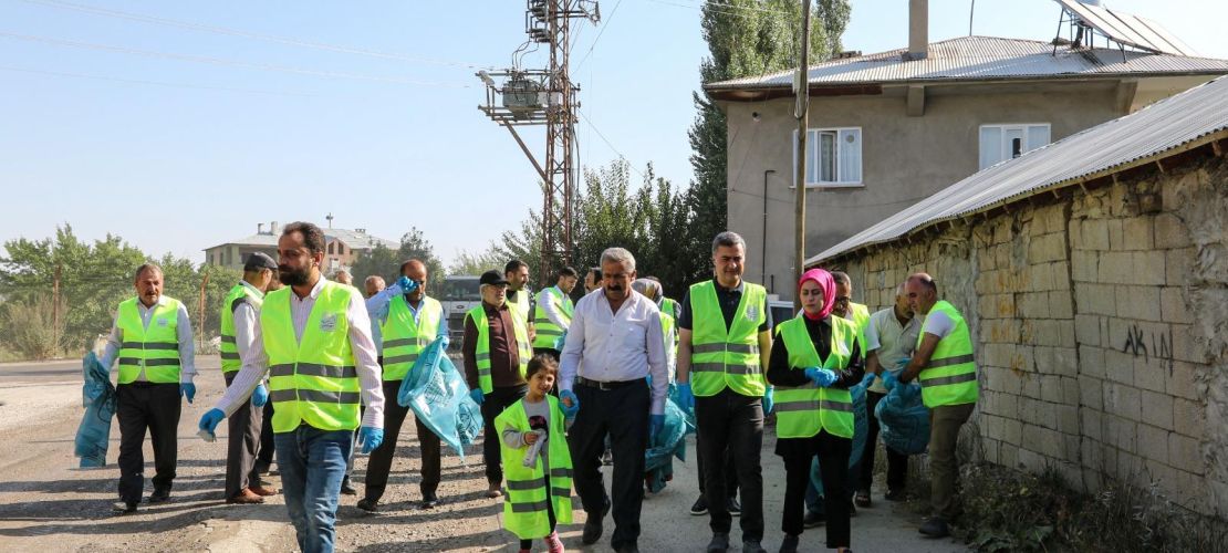 Van’da Eşbaşkanlar 7 Mahallede Eş Zamanlı Temizlik Seferberliği Başlattı