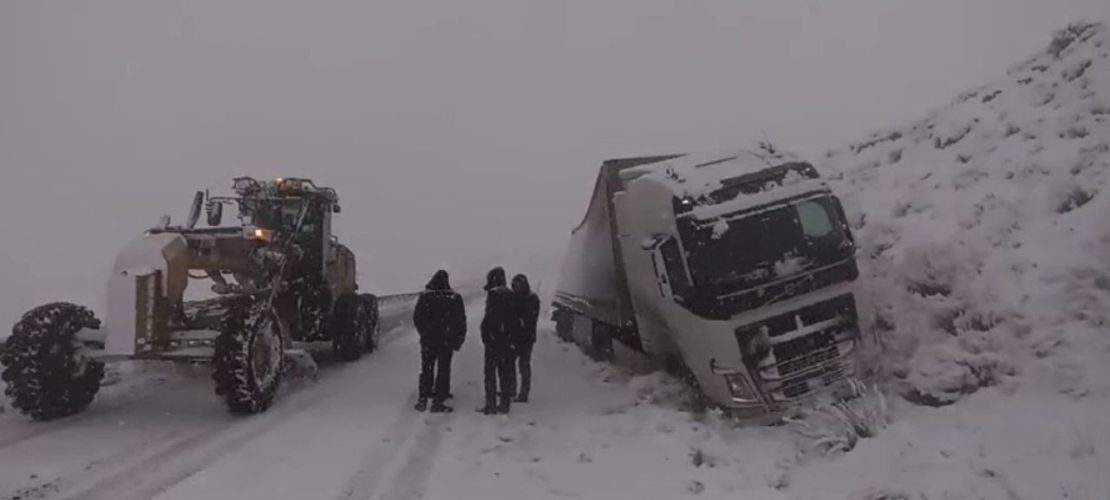 Van'da yoğun kar yağışı kazalara neden oldu