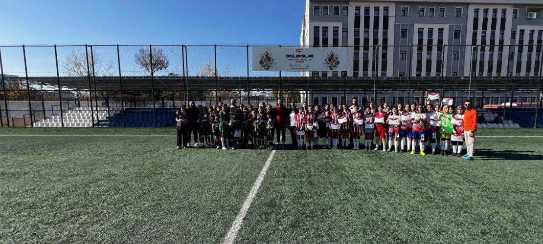 Özalp Kız Futbol Takımı Tarihi Başarıya İmza Attı: İl Birincisi Oldular!