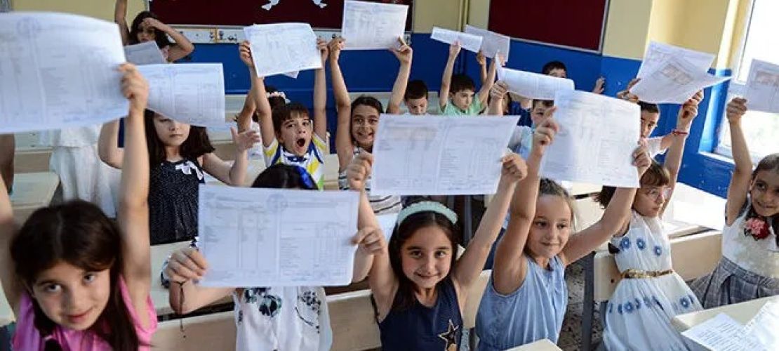 Van’da Binlerce Öğrenci Karnesini Aldı