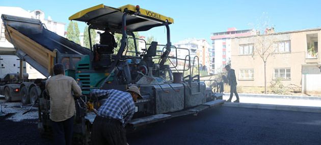 Van'da Emekçiler sıcak asfaltla ısındılar