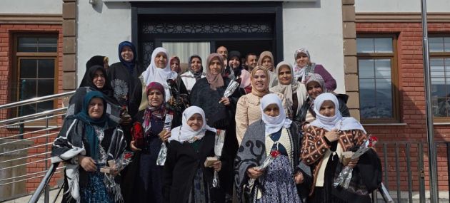 VAN'DA ÇATAK İLÇESİNDE ANLAMLI GÜN - ANNELER VE KADINLAR KÜTÜPHANEDE