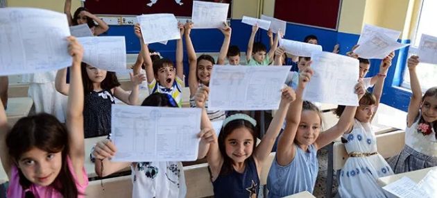 Van’da Binlerce Öğrenci Karnesini Aldı